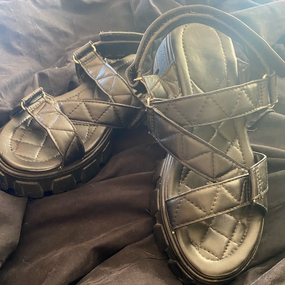 Black chunky crisscross buckle sandals says size 6 but fits like a 7